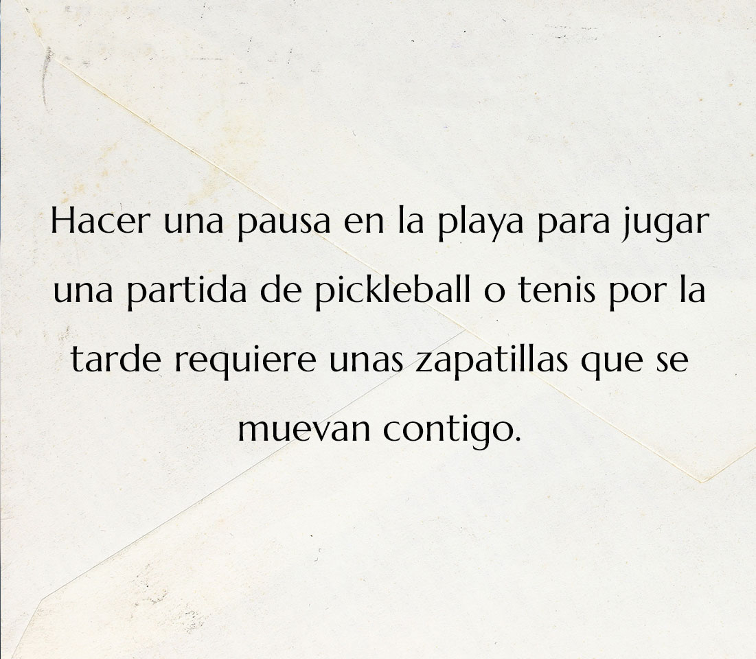 Hacer una pausa en la playa para jugar una partida de pickleball o tenis por la tarde requiere unas zapatillas que se muevan contigo.