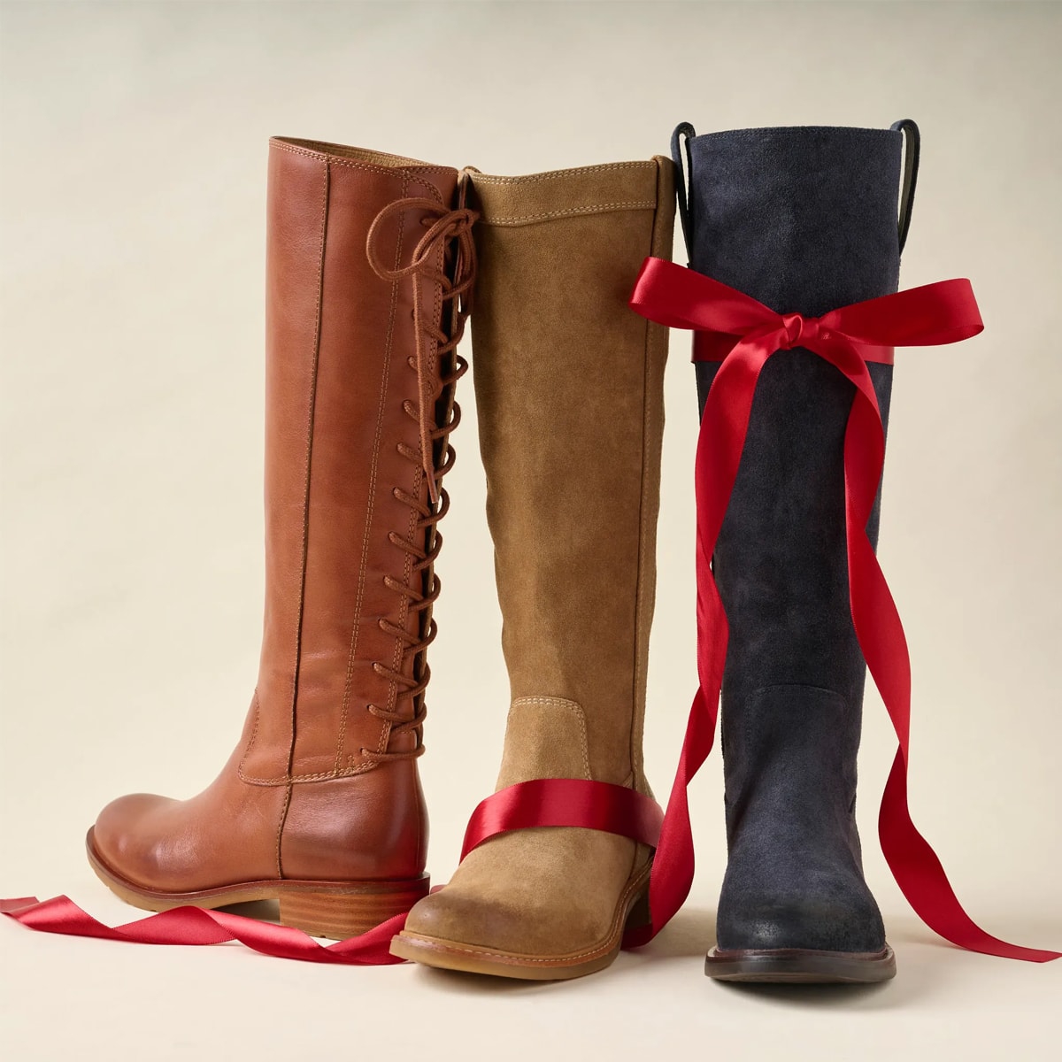 Presentando la bota alta Sharnell II en bronceado, Taryn Bota alta en bronceado y Samantha III Bota alta en gris.