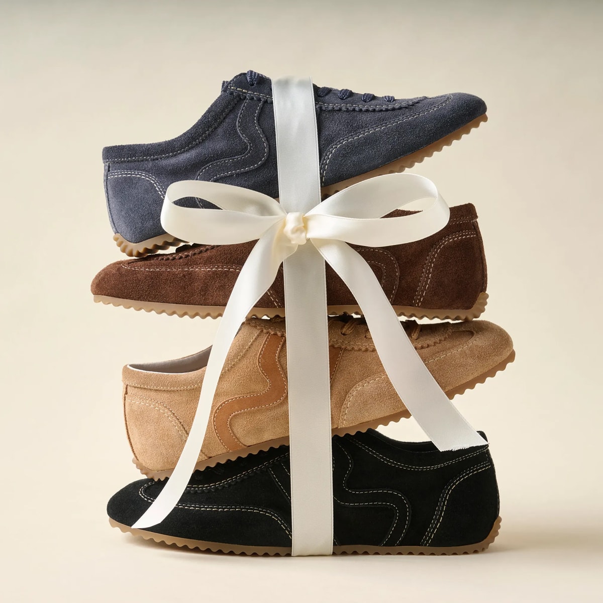 Presentamos la zapatilla Aubree en azul, marr&oacute;n, color tostado y negro.