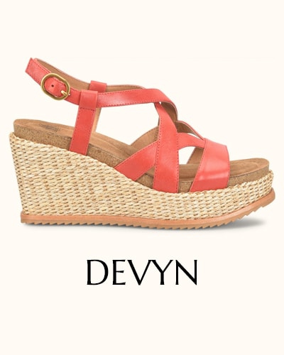 Presentamos la sandalia Devyn en rojo.