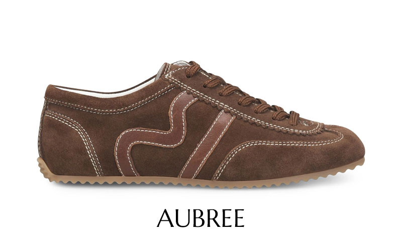 Presentamos la zapatilla Aubree en color marr&oacute;n.