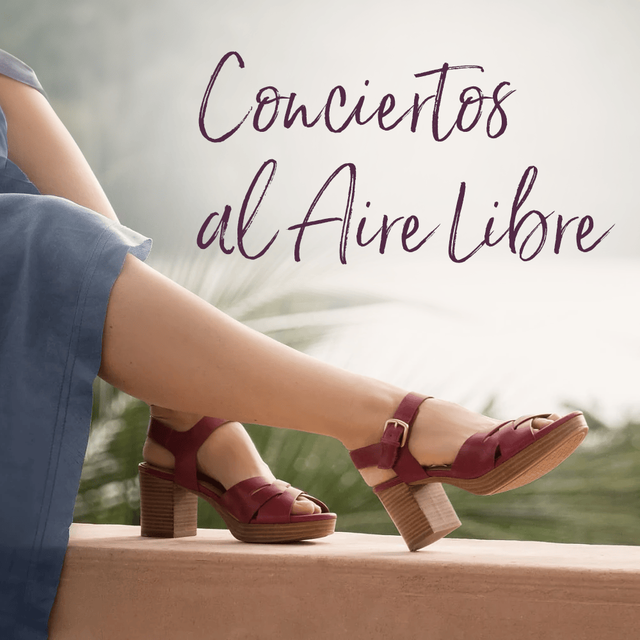 Conciertos al aire libre. Presenta el tacón de la sandalia Liv en color rojo.