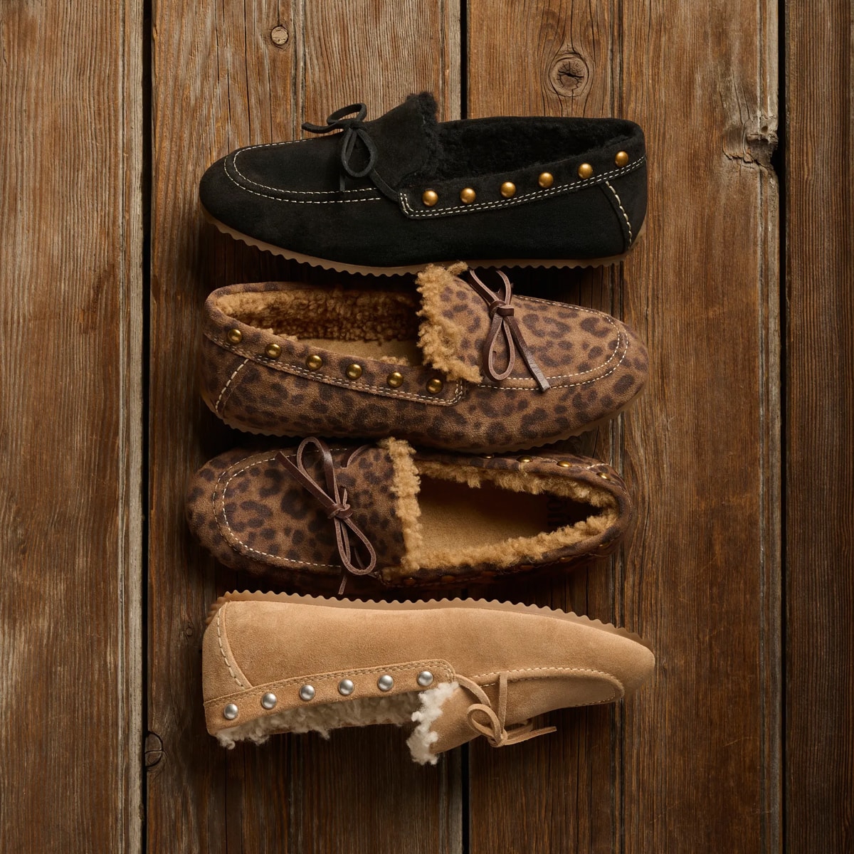 Presentamos los mocasines de ante Alpine, disponibles en negro, estampado de leopardo y color tostado.