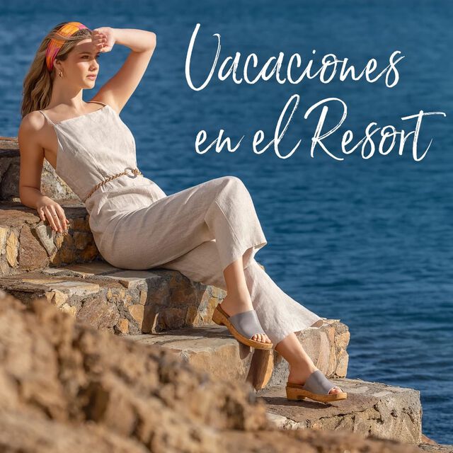 Vacaciones en la costa. Presentamos la sandalia Cass en azul.