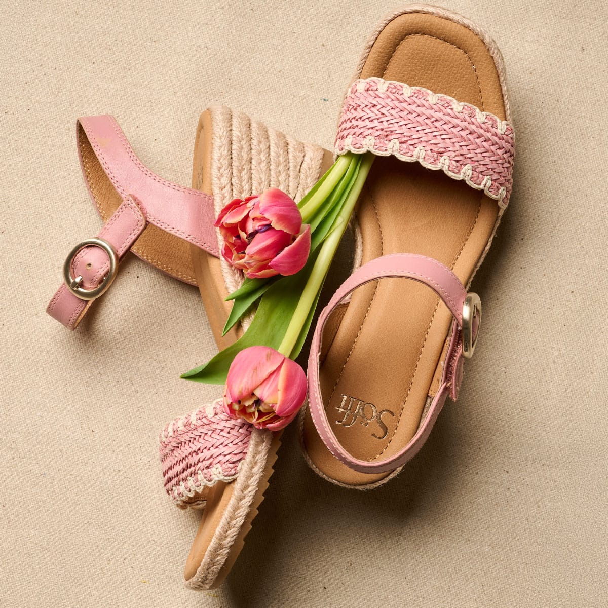 Un par de las sandalias con cu&ntilde;a estilo espadrille Inez en rosa con flores.
