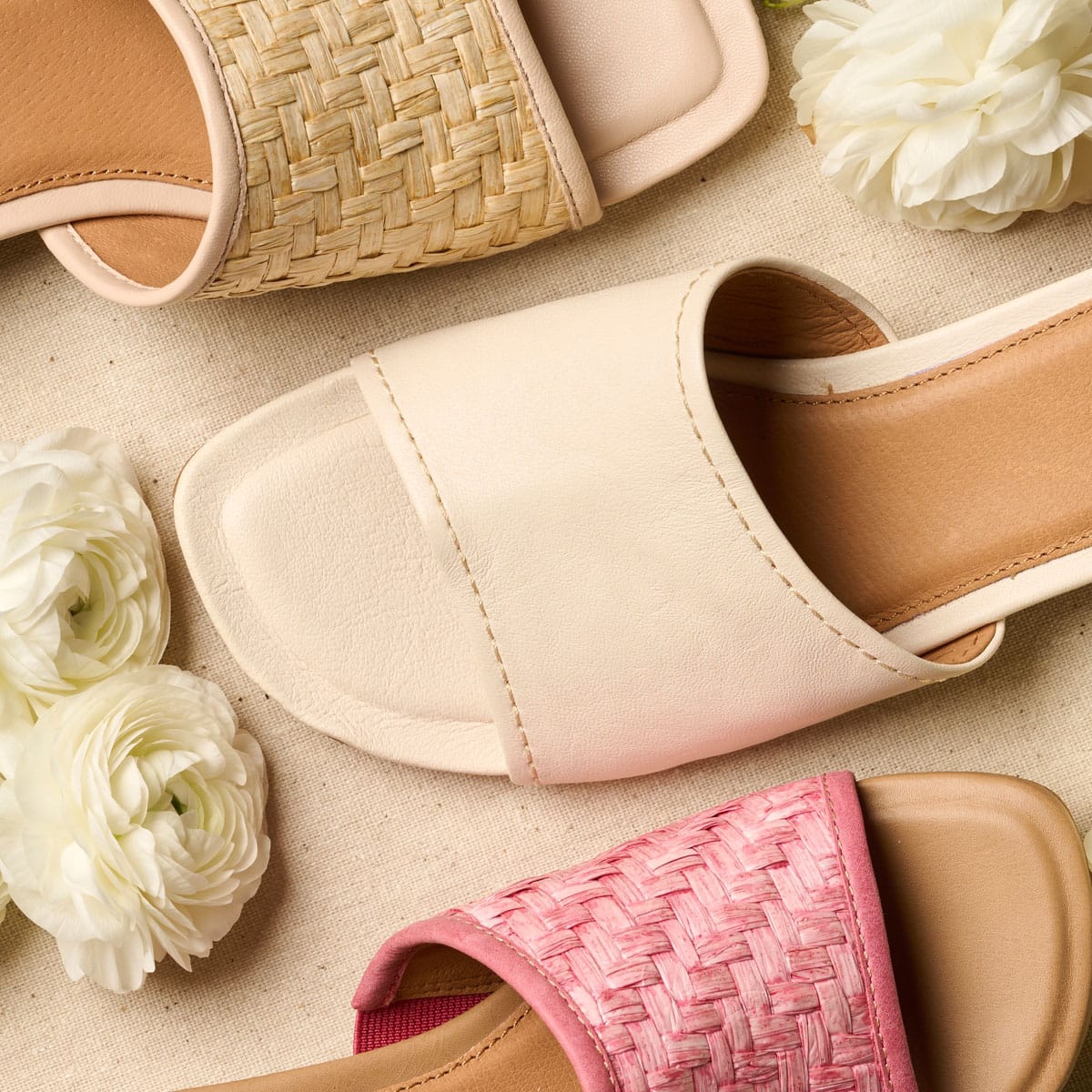 Sandalia tipo slide Sahara en blanco, canela y rosa con flores.