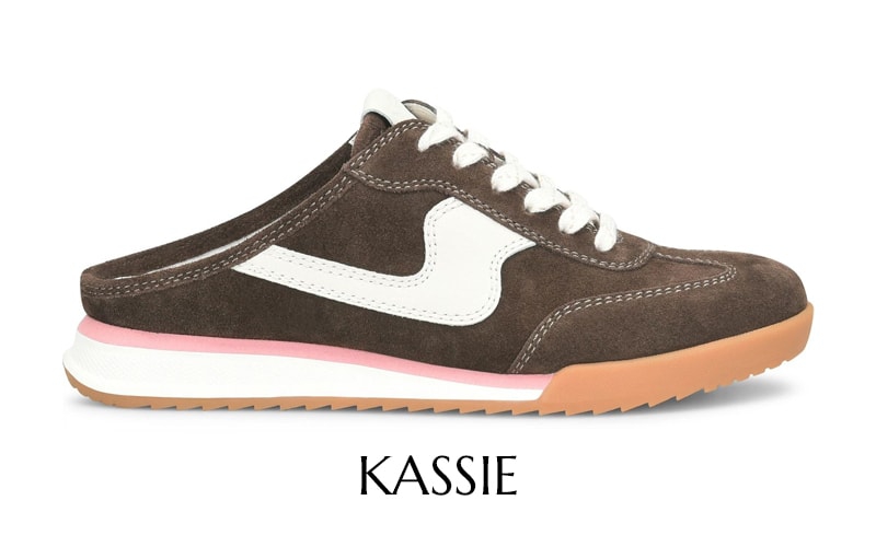 Presenta la zapatilla Kassie en color marr&oacute;n.