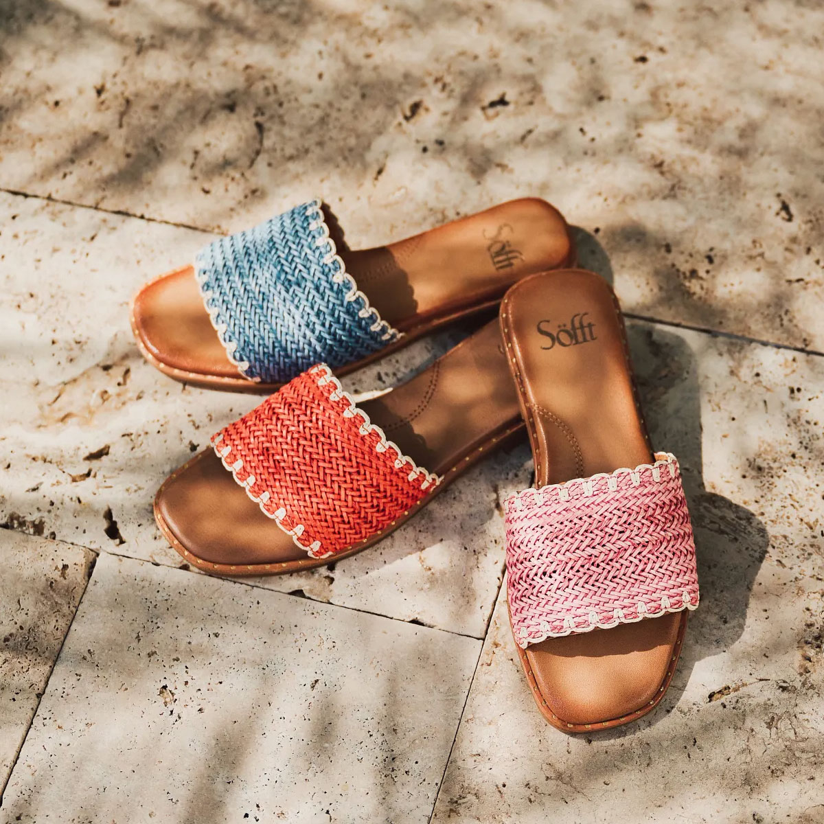 Presentamos la sandalia Elsa en azul, rojo y rosa.