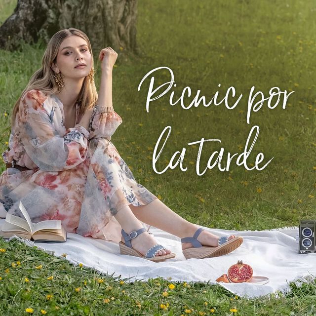 Picnic de la tarde. Presentamos la sandalia Inez en azul.