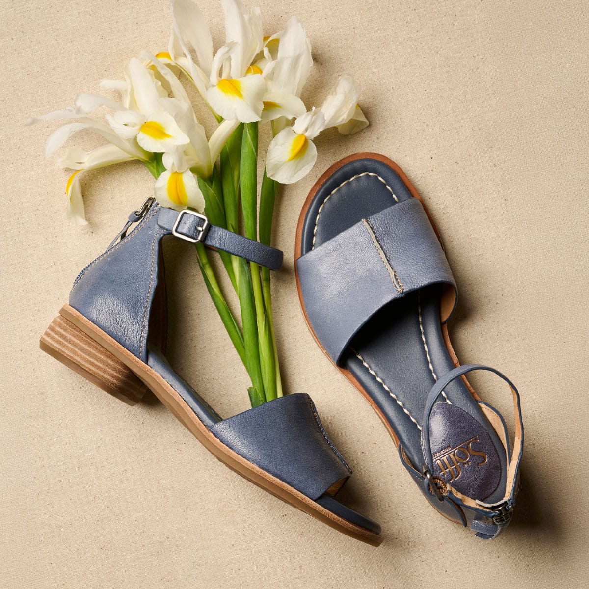 Sandalia con correa al tobillo Faxyn en azul con flores.