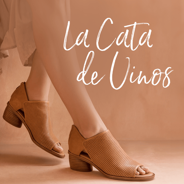 La Cata de Vinos. Presenta el tacón de la sandalia Carleigh en color tostado.