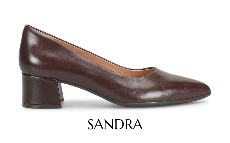 Presentamos el zapato de sal&oacute;n Sandra en color marr&oacute;n.