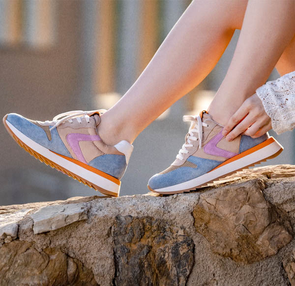 Nadia Janey sneaker in blue multicolor.