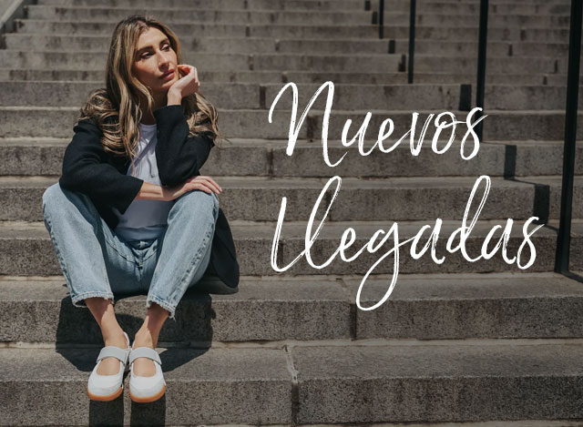 Nuevos Ingresos. Una mujer sentada en unas escaleras usando el tenis mary jane Kelly en blanco. Compra el Kelly.