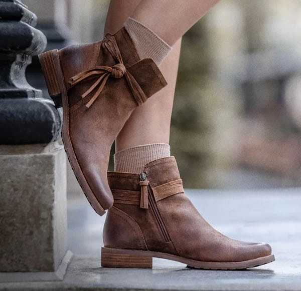 Blake bootie in brown.